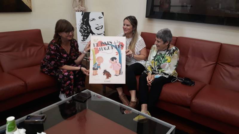 Susana Lloret y Pablo Alvarez con los artistas que han donado las obras.