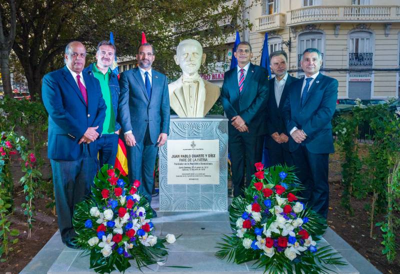 Develamiento del busto de Juan Pablo Duarte