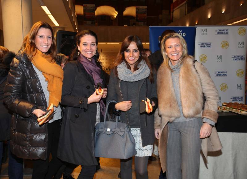 Rocío Donat, Carmen Alcayde, Y Susana Lozano con una amiga