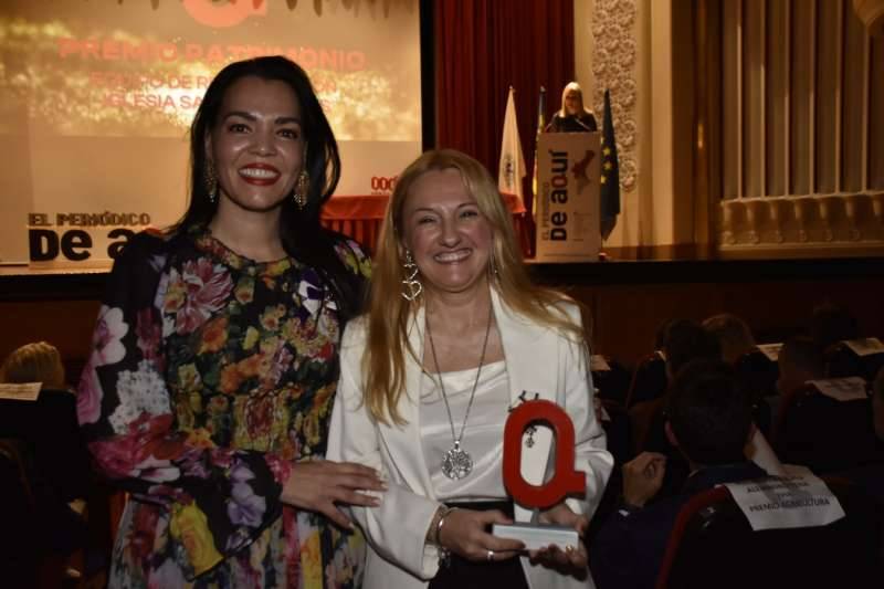 La clavariesa de 2024, Yolanda Pérez Jiménez y la presidenta de las fiestas de Sant Bult, Paula Bellido, galardonadas en los premios de El Periódico de Aquí. / Plácido González La clavariesa de 2024, Yolanda Pérez Jiménez y la presidenta de las fiestas de Sant Bult, Paula Bellido, galardonadas en los premios de El Periódico de Aquí. / Plácido González