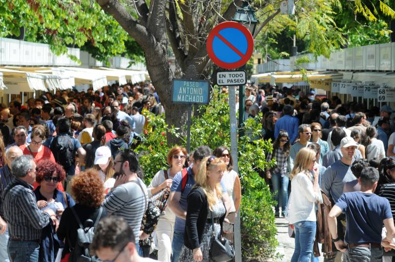 Paseo Antonio Machado de los Jardines de Viveros de València en la 52 Fira del Llibre // García Poveda