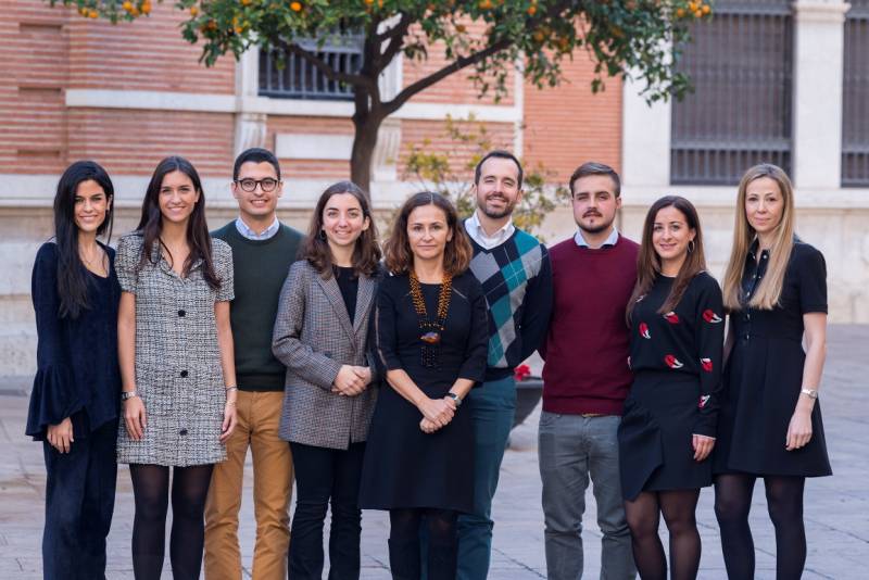 Begoña Longás (en el centro), con los nuevos registradores, cinco de los cuales son mujeres Begoña Longás (en el centro), con los nuevos registradores, cinco de los cuales son mujeres