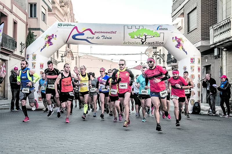 Corredores en la salida de meta de Llíria. / EPDA