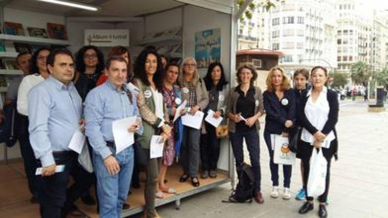 María Oliver con los bibliotecarios