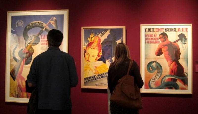 Visitantes de la exposición en el MuVIM