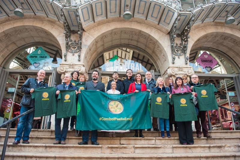 Los máximos representantes del Ayuntamiento han apoyado el #paellaemoji en la escalinata del mercado central//P. Ortuño.