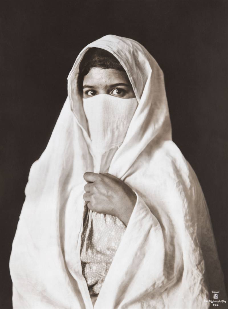 Sin título (femme voilée). Túnez, ca.1905. Rudolf Lehnert &Ernst Landroch. Exposición 