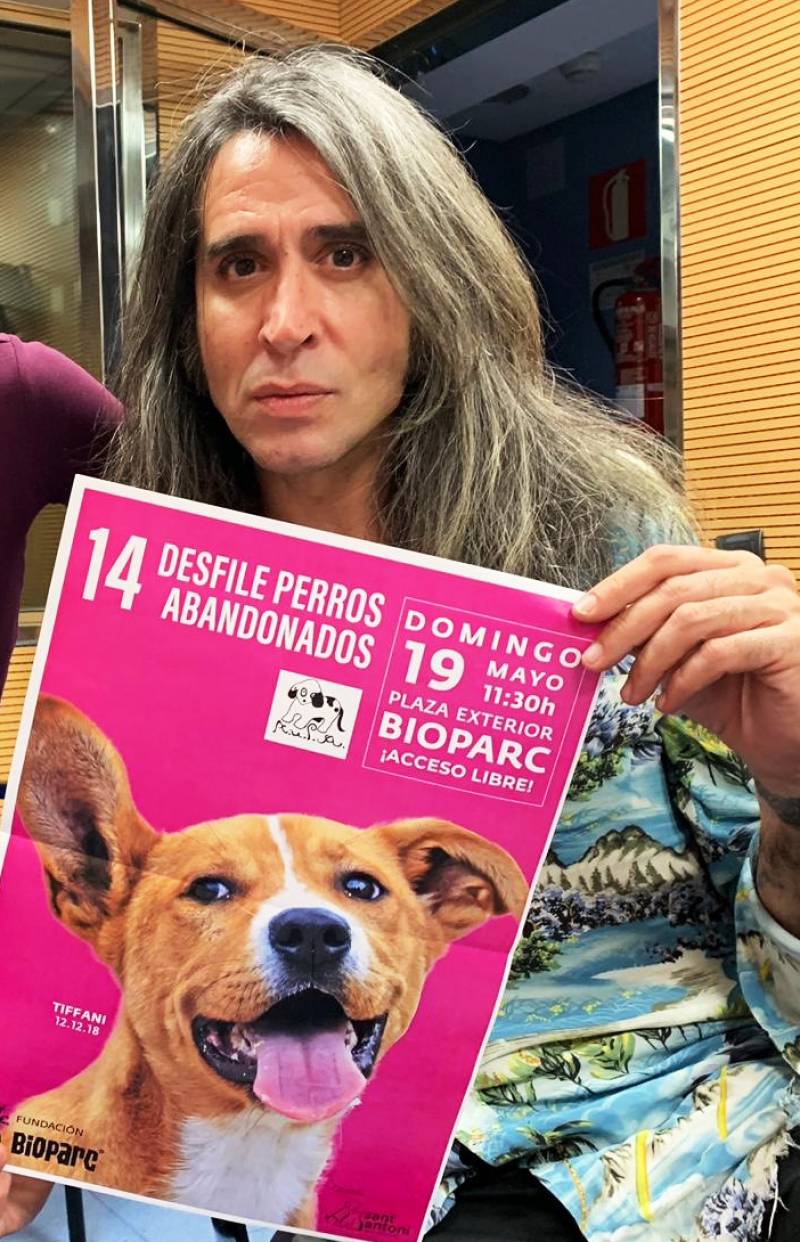 Mario Vaquerizo con el cartel del 14 desfile AUPA BIOPARC para fomentar la adopción de perros