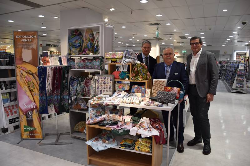 El presidente del Colegio del Arte Mayor de la Seda, Vicente Genovés; el director de El Corte Inglés Pintor Sorolla-Colón, Domingo Quesada, y el director regional de Comunicación y Relaciones Institucionales de El Corte Inglés, Pau Pérez Rico