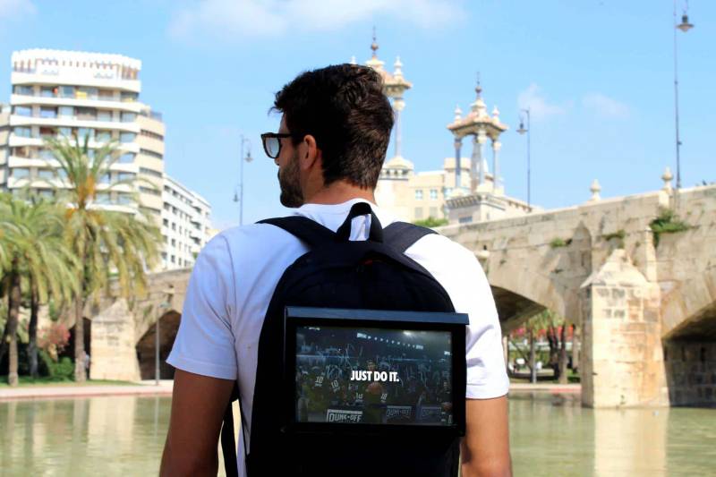 Uno de los proyectos que se presentará en Upper Club el próximo miércoles día 6: la mochila de BrandHiking que incorpora una tablet que permite la reproducción de vídeos y anuncios