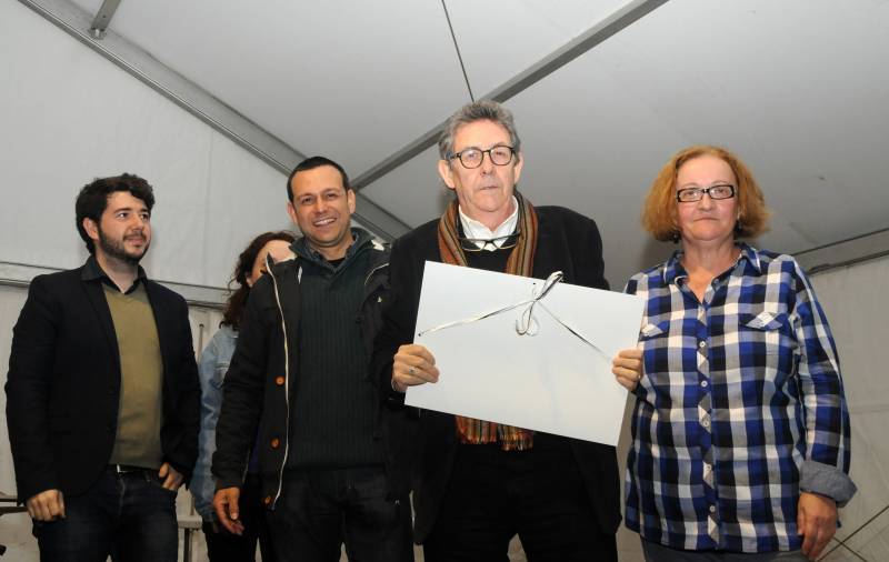 Paco Camarasa en el acto de reconocimiento en 2015 con motivo del 50 aniversario de la Fira del Llibre de València // García Poveda