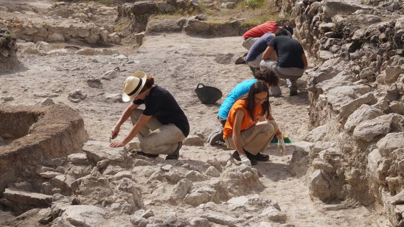 Arqueòlegs treballen a la Bastida de les Alcusses de Moixent