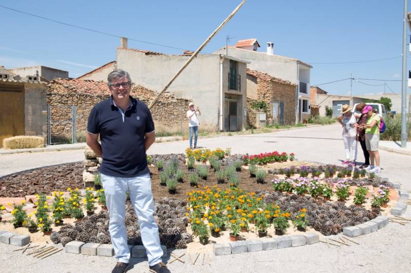 José Francisco Vaamonde junto a  la propuesta ganadora