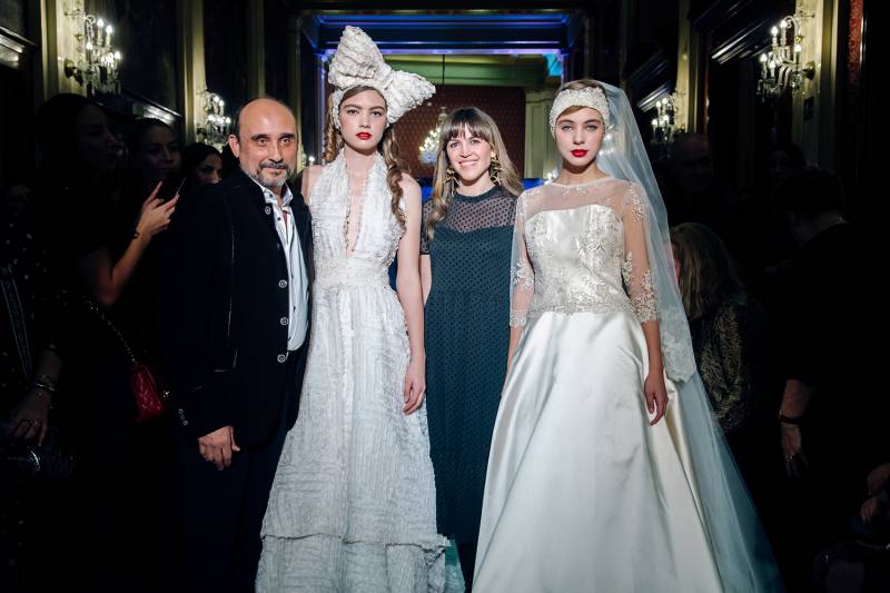 Los diseñadores Julio Vera e Irene Zabala saludan tras el desfile de Vera Atelier