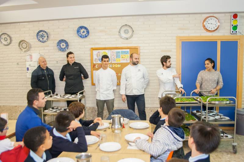 Los cocineros con los niños