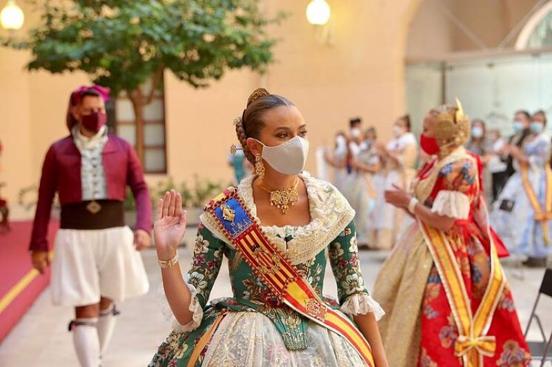 La Fallera Mayor de Valencia, Consuelo Llobell, con mascarilla. EPDA