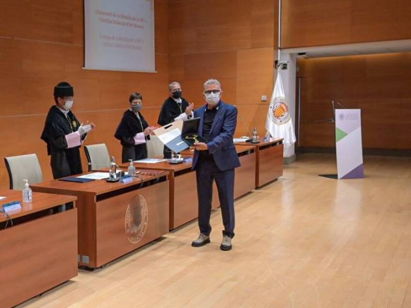 El director del IVAM, José Miguel G. Cortés, ha recibido la medalla esta mañana en el Paraninfo de la UPV./ EPDA