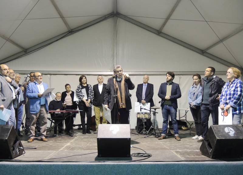 Paco Camarasa en el acto de reconocimiento en 2015 con motivo del 50 aniversario de la Fira del Llibre de València // García Poveda
