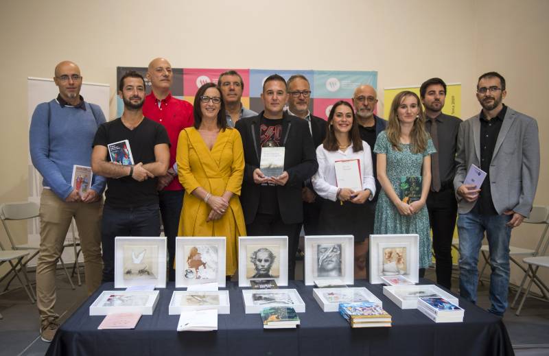 Foto de familia de los premiados con Mª Josep Amigó y Vicent Flor