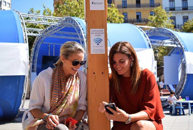 Visita de Sandra Gómez  a la exposición del agua