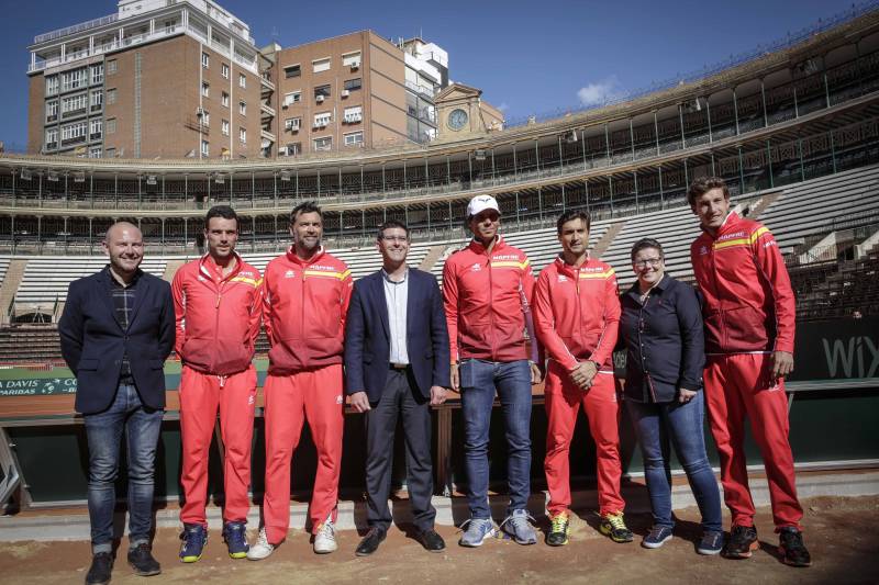 El equipo español con Jorge Rodríguez y los diputados Toni Gaspar e Isabel García