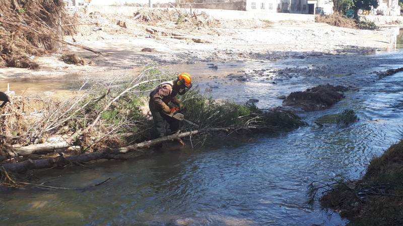 Brigadistas de Divalterra retiran árboles dañados en el río Clariano en Ontinyent