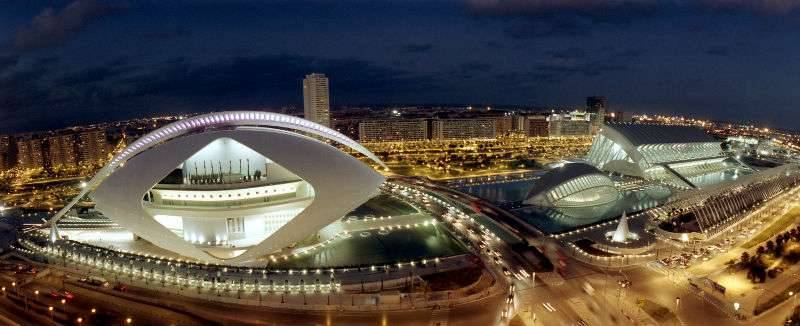 La Ciutat de Les Arts i Les Ciències de València es un gran atractivo turístico con el que cuenta la capital 