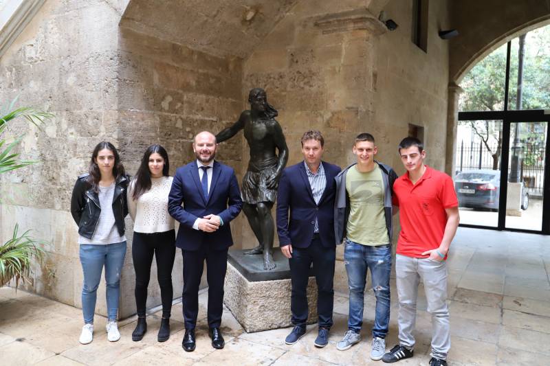 Toni Gaspar y Andrés Campos con jugadoras y jugadores