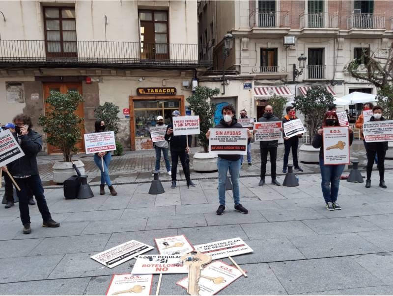 Acto de protesta por parte de los empresarios del ocio y hosteleros de València ante el Palau. EPDA