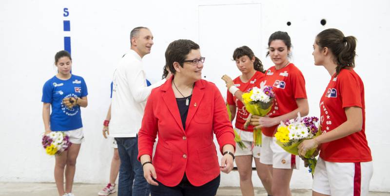 Isabel García asiste al la 1ª partida femenina de raspall en Pelayo //Abulaila 