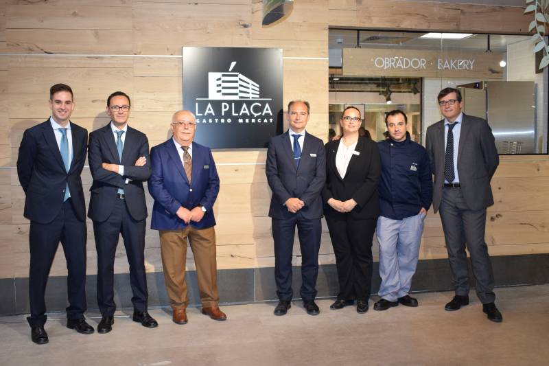 El equipo de La Plaça Gastro Mercat junto a la dirección de El Corte Inglés Pintor Sorolla - Colón