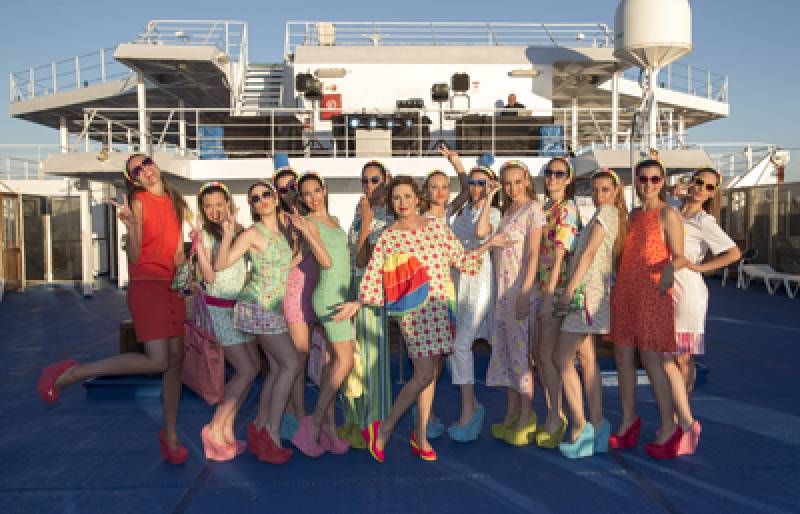 Agatha Ruiz de la Prada con las modelos en el barco de Baleària. FOTO ELVIRA FOLGUERÀ