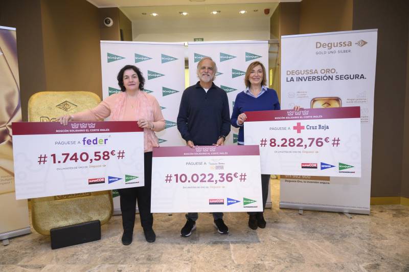 Responsables de las tres asociaciones portando su cheque