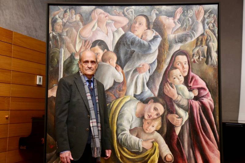 Gregorio Martín de 83 años con la obra para la que posó