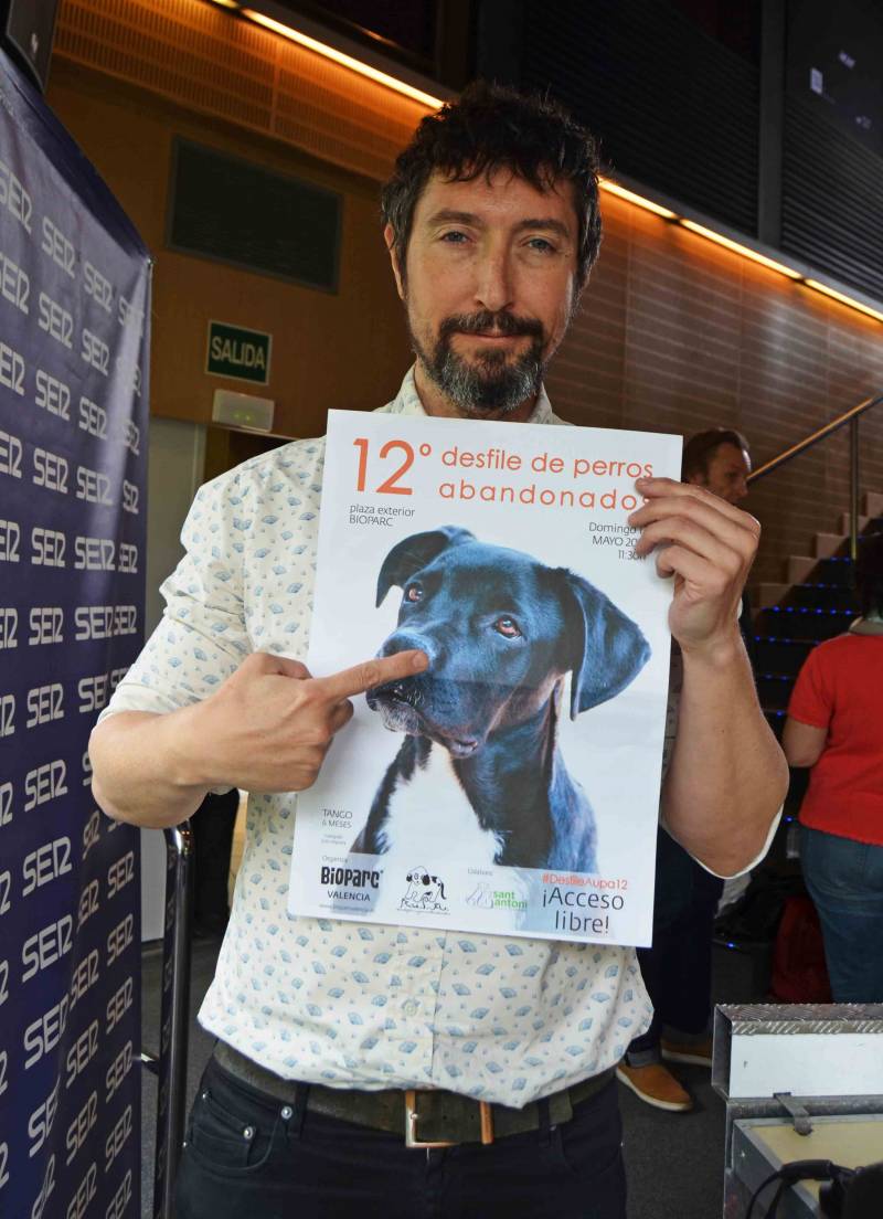 Hoy por Hoy Cadena Ser - Toni Garrido con el cartel del 12 desfile solidario para fomentar las adopciones de perros abandonados