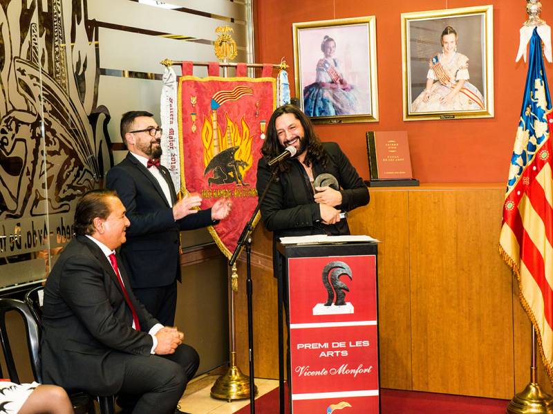 Amargo recibe el premio emocionado y agradecido. FOTO JOSÉ FÉLIX GIMENO