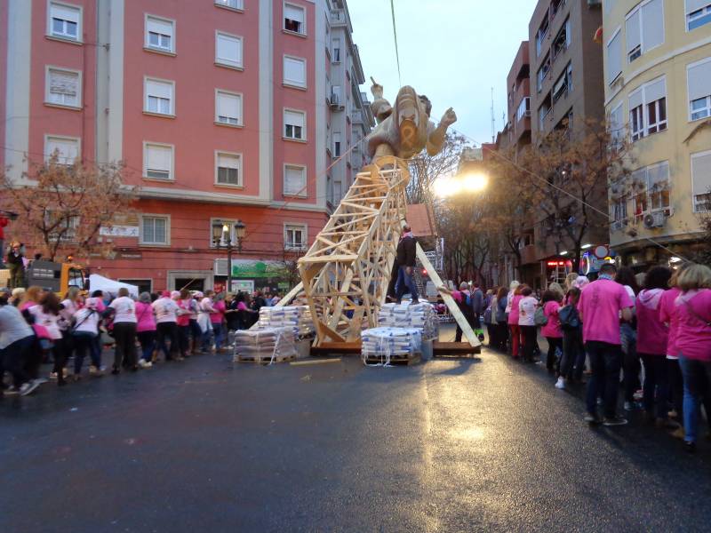 La actitud de 200 mujeres y el apoyo de la Falla Palleter Erudito Orellana