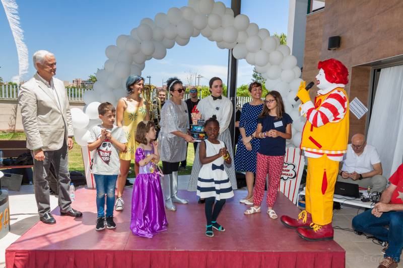 Ronald y algunos de los niños de la Casa fueron los encargados de soplar las velas