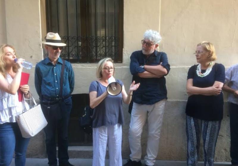 Un moment de la ruta dedicada a Vicent Andrés Estellés amb Carmina Andrés, filla del poeta valencià