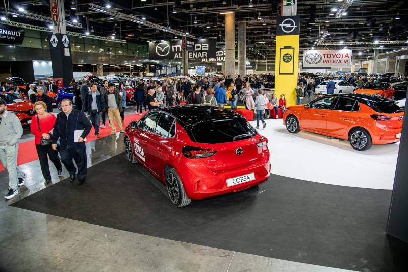 Público en la Feria del Automóvil