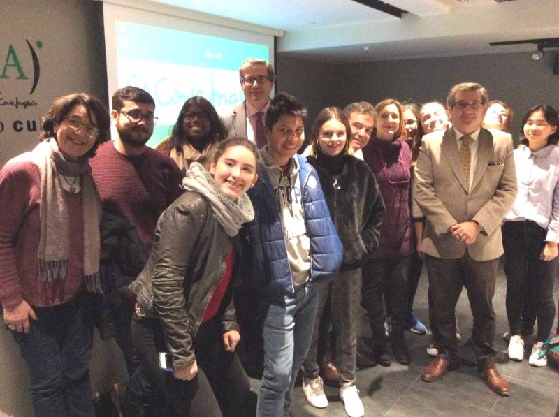 El Magistrado, Juan José Mejías, vicepresidente de GEMME, Grupo Europeo de Magistrados por la Mediación en España, junto a los ganadores, en la sala de Ámbito Cultural de El Corte Inglés de Colón