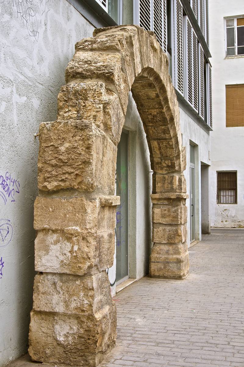 El arco de la Plaza Centenar de la Ploma