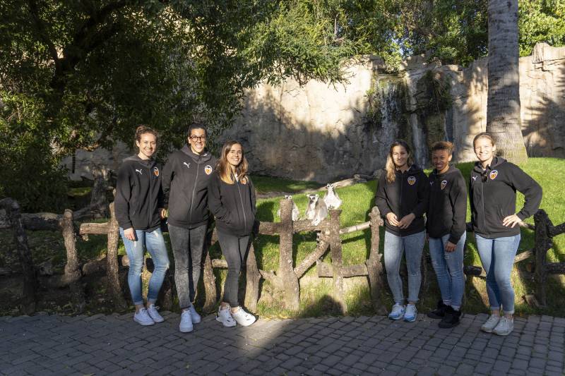 Jugadoras del Valencia CF Femenino visitan BIOPARC Valencia en la semana de la Mujer 2020