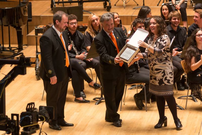 La presidenta del Palau de la Música, Gloria Tello, entrega el guardó a la Societat Artístico Musical de Picassent