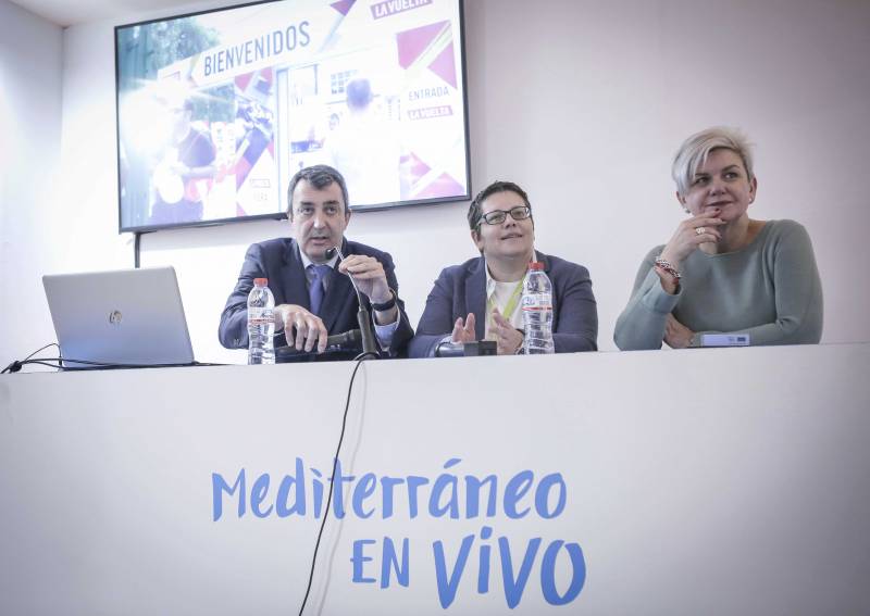 El director de la Vuelta, Javier Guillén, la diputada de Deportes, Isabel García y la diputada de Turismo, Pilar Moncho, FITUR 2019