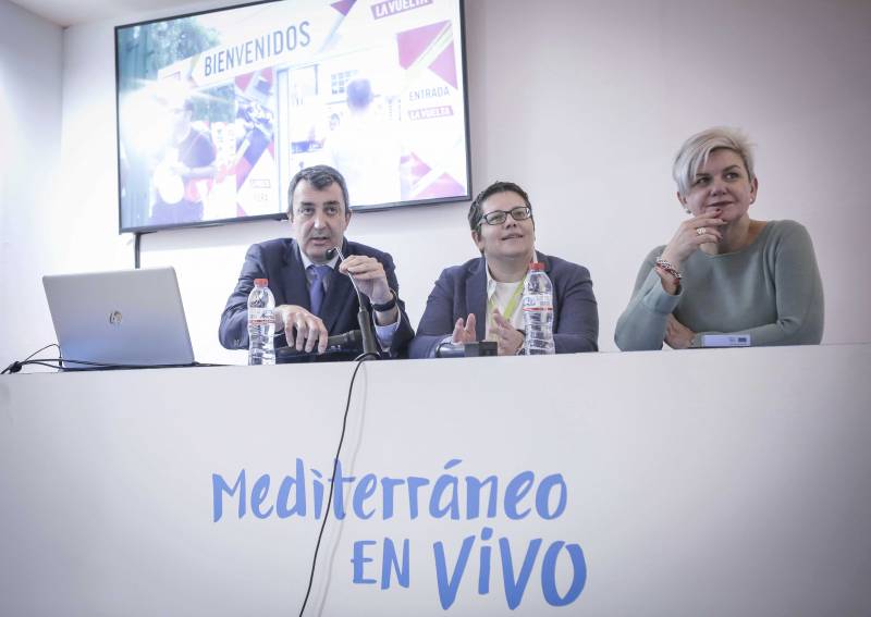 El director de la Vuelta, Javier Guillén, la diputada de Deportes, Isabel García y la diputada de Turismo, Pilar Moncho, FITUR 2019 El director de la Vuelta, Javier Guillén, la diputada de Deportes, Isabel García y la diputada de Turismo, Pilar Moncho, FITUR 2019