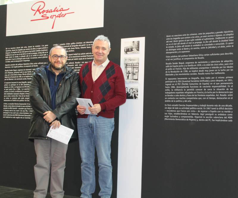 Rafael Company i Amador Griñó amb unes de les fotografies donades per Rosalía Sender