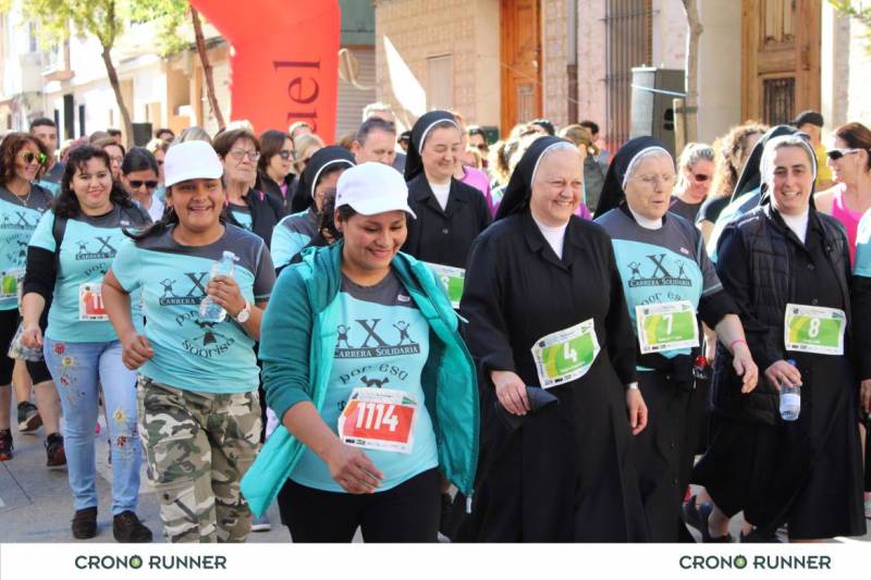 Hermanas de la asociación Por esa Sonrisa participando en la marcha posterior. El 100% de la recaudación va destinada a los niños guatemaltecos