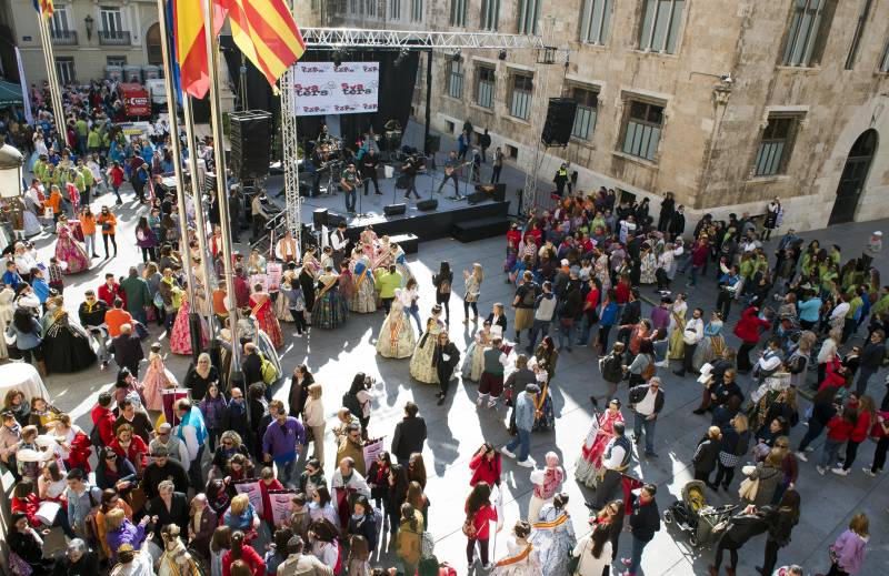 La plaza de Manises durante el acto de recepción a las Fallas // Abulaila