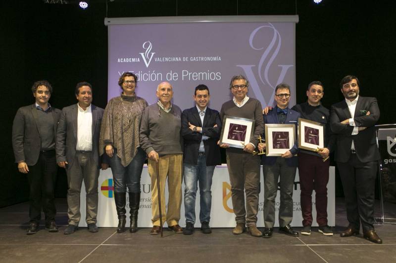Todos los premiados junto con el presidente Sergio Adelantado y Ricard Camarena//Q. Villanueva
